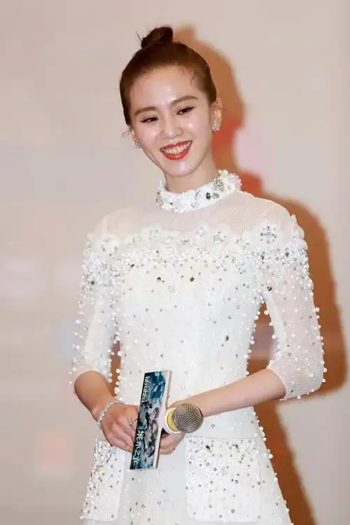 刘诗诗太有气质了穿白色鱼尾裙尽显好身材天鹅颈真的太美了