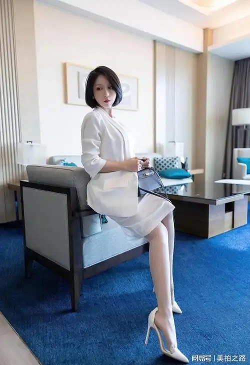 白色的外套白色的裙白色波点丝袜白色的高跟鞋迷人的白