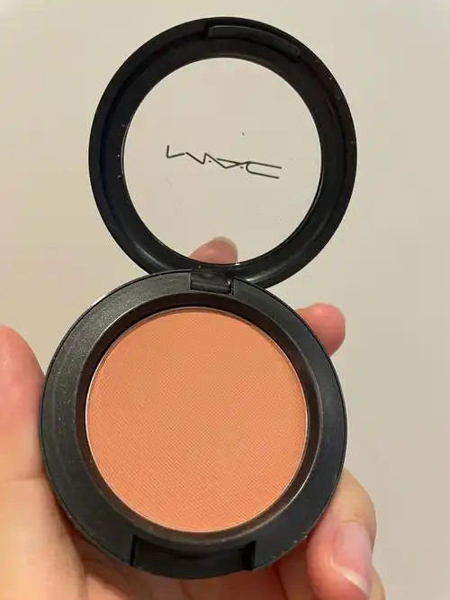 mac的melba,橘粉色偏橘第一次用橘色系,刚开始上脸感觉一般,一天下来