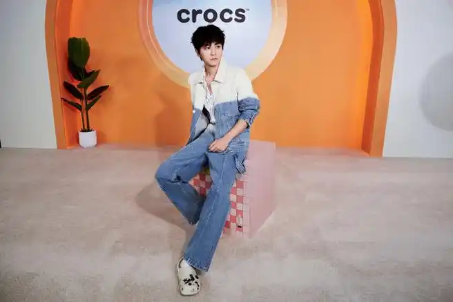 王俊凯撞色牛仔套装##王俊凯元气街头风