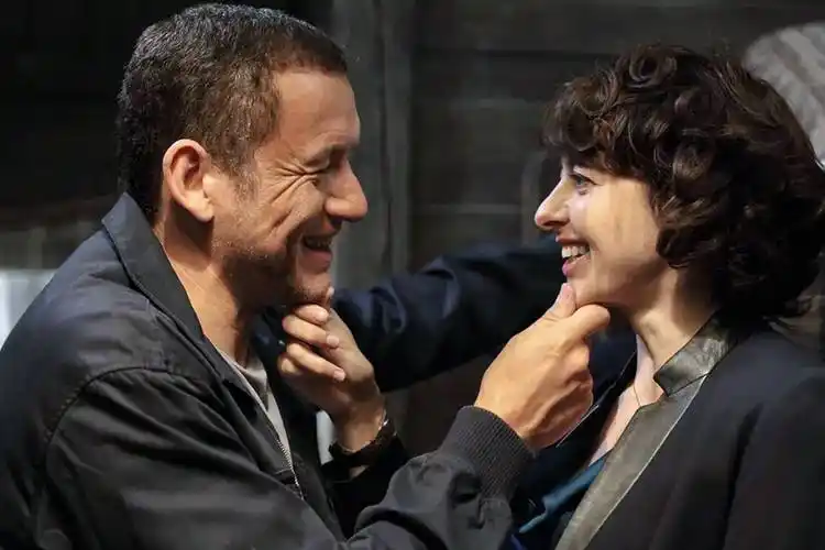 喜剧电影两位男女主角上演法国版人在囧途火山对对碰