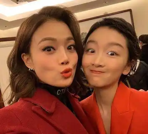 容祖儿跟周冬雨合照.