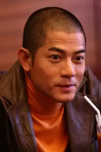 组图郭富城北京宣传新专辑光头黄衫超酷造型