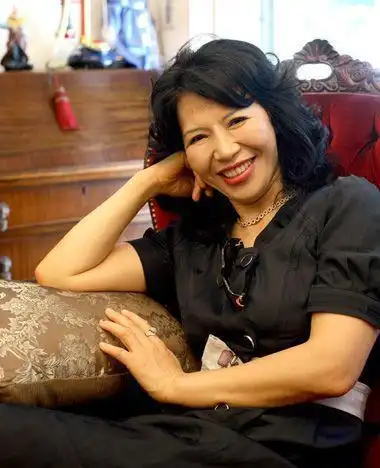 孙子的男士认识,那个男人,总是很绅士,处处让着女人,他是一个单身汉