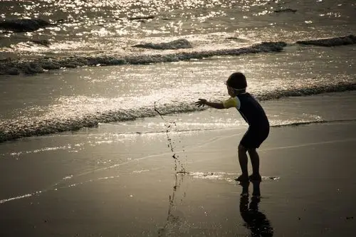 海边玩水的小孩