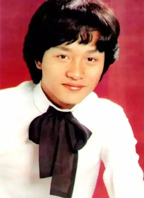 双面张国荣:他的抑郁,最早来自童年时期的"衣橱怪兽"