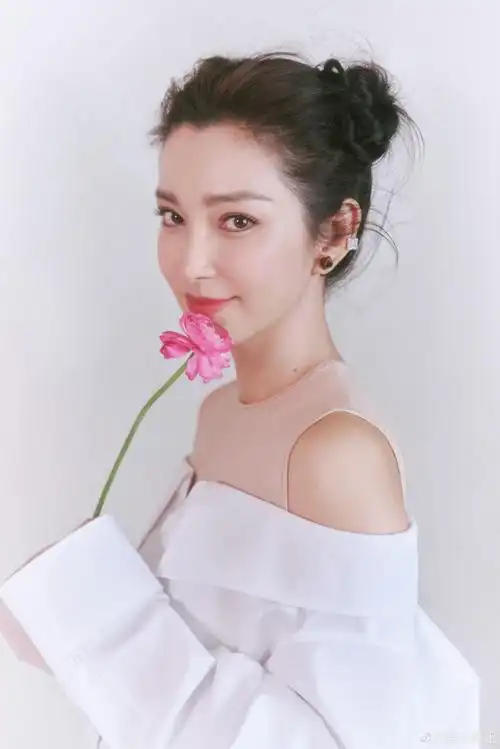 李冰冰双丸子头