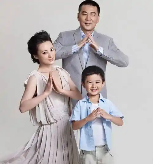 李一桐晒《甄嬛传》剧照恶搞陈建斌,隔空喊话:嬛嬛,朕有夏贵人了_剧中