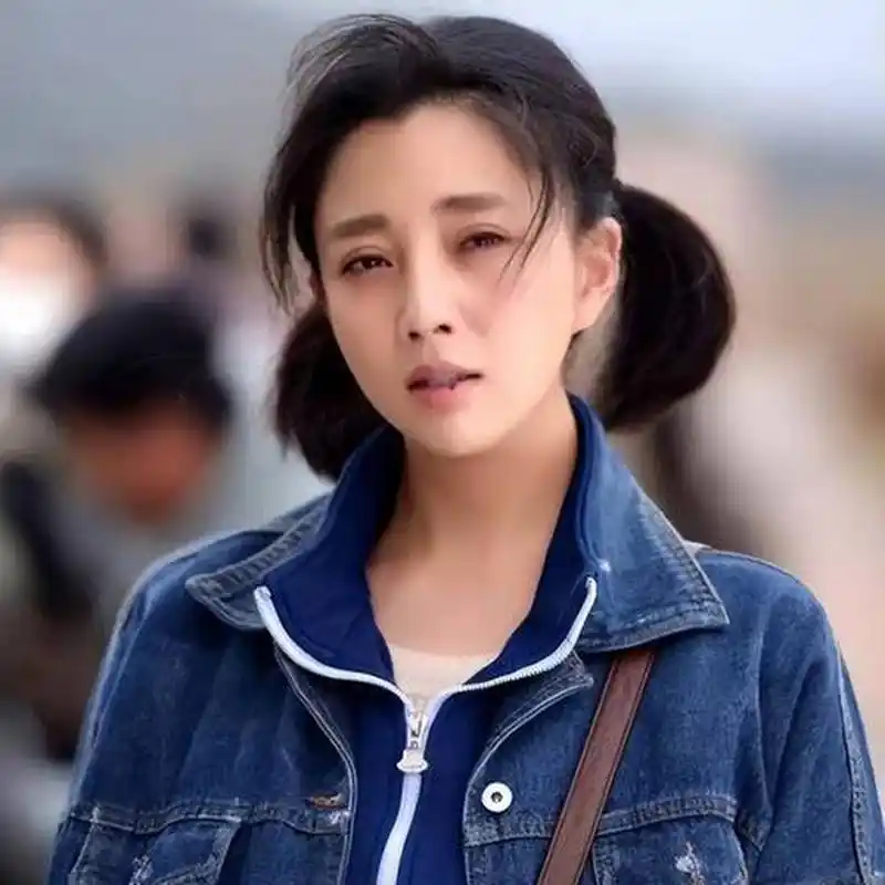 后来孙东海看到了肤白貌美的李小冉,又想和她纠缠不清,殷桃怒找孙东海