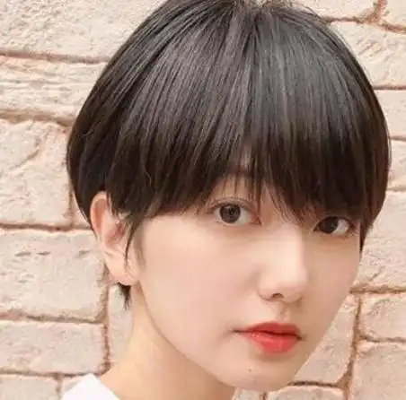 设计之一,像这位高颜值的瓜子脸女生,一款薄碎刘海的直发日系短发发型
