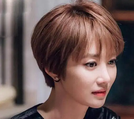 要用适合自己的发型啦,这样一来的话只会更好的修饰自己的脸型