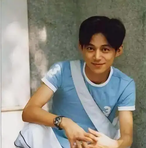 何炅年轻颜值不输小鲜肉!昔日旧照再被翻出,网友:何美男名不虚传