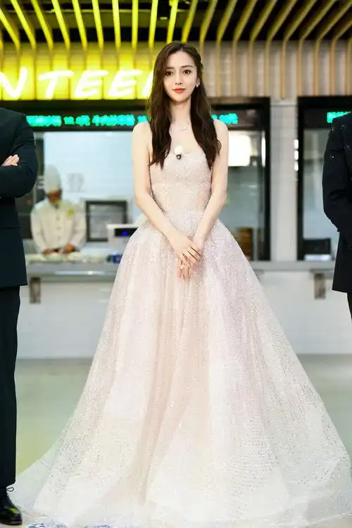 杨颖真是"颜值小天后",《奔跑吧》穿抹胸亮钻裙,秒变甜美公主