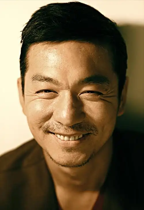 "伍六一"邢佳栋:红了不忘本,成名前娶平凡妻子,曾被绑架7天_表演