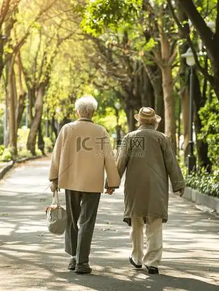 老年夫妇公园散步背影