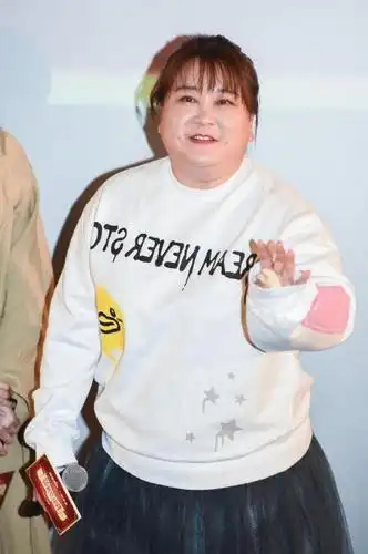 贾玲快200斤了,可是气场一点都不输,穿搭时尚真是胖妹子的典范