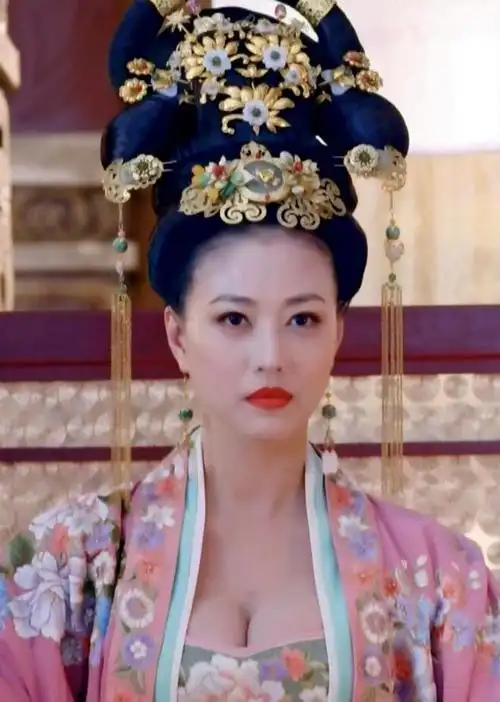 瘦得和排骨一样,却硬演丰腴美人"武则天",是谁的审美出了问题|殷桃