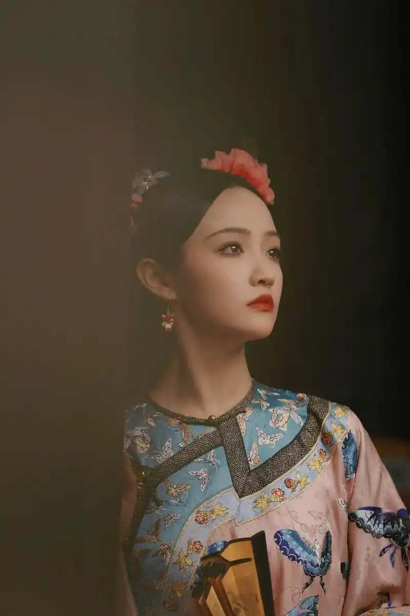 吴佳怡上身了咱们家的粉色百蝶衬衣."凤何以囚凰,凤凭心囚凰  - 抖音