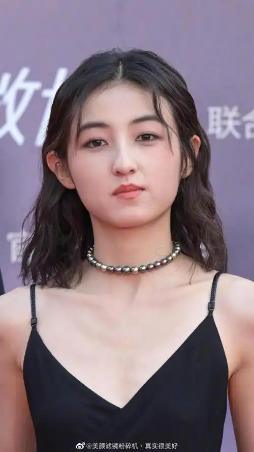 张子枫吊带阔腿裤