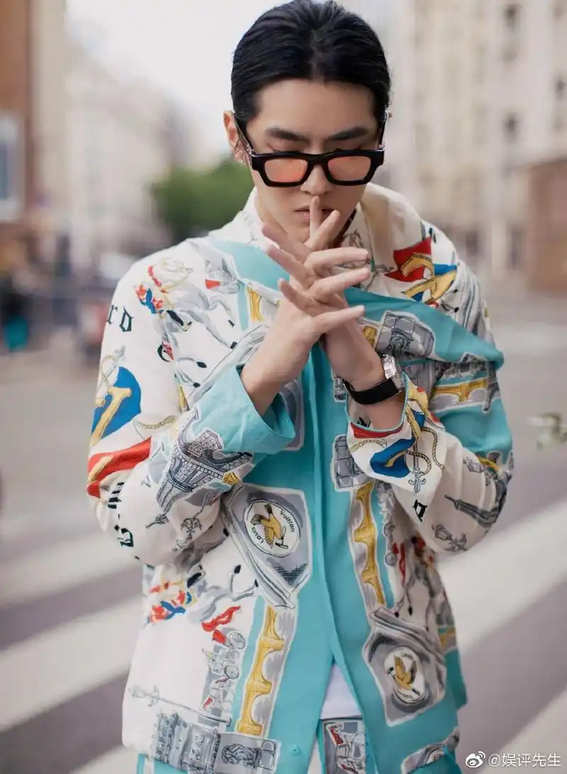 组图:吴亦凡杂志黑色长发梳马尾辫 网友调侃像巩汉林小品造型