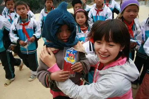 慈善环保先锋江一燕为爱心专程回国(图)