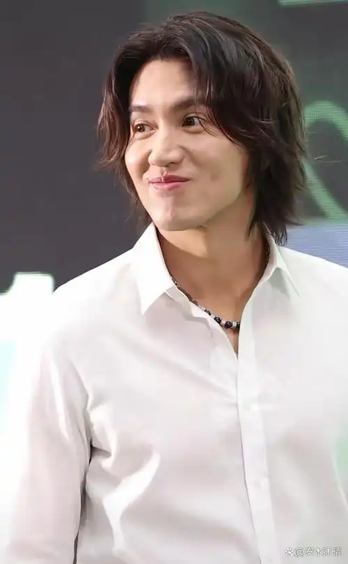 46岁言承旭现身线下品牌活动不老男神状态佳讲述自己也颓废过