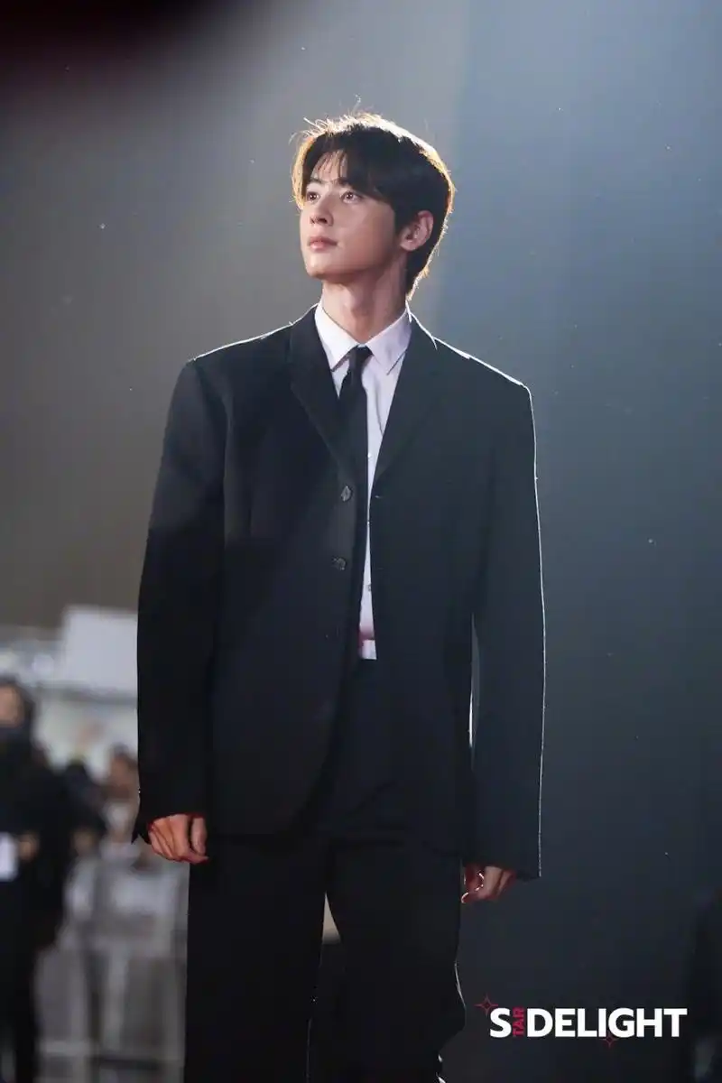 【热帖】#车银优# 今天在泰国出席活动走红毯