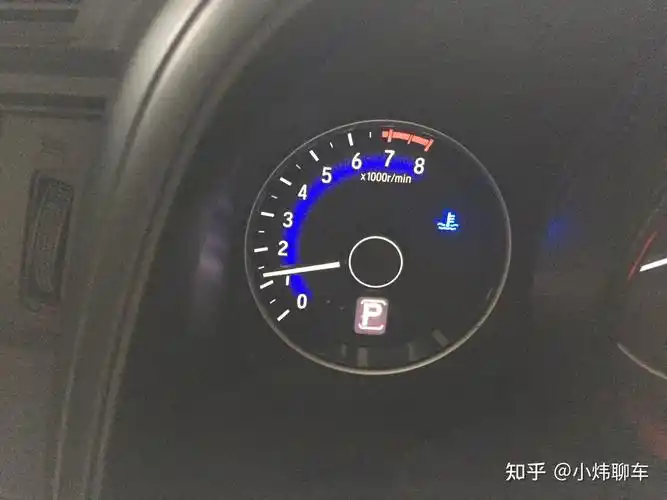 一个雪花标示,叫做霜冻警示灯,如果温度低于4摄氏度亮一般是亮黄灯