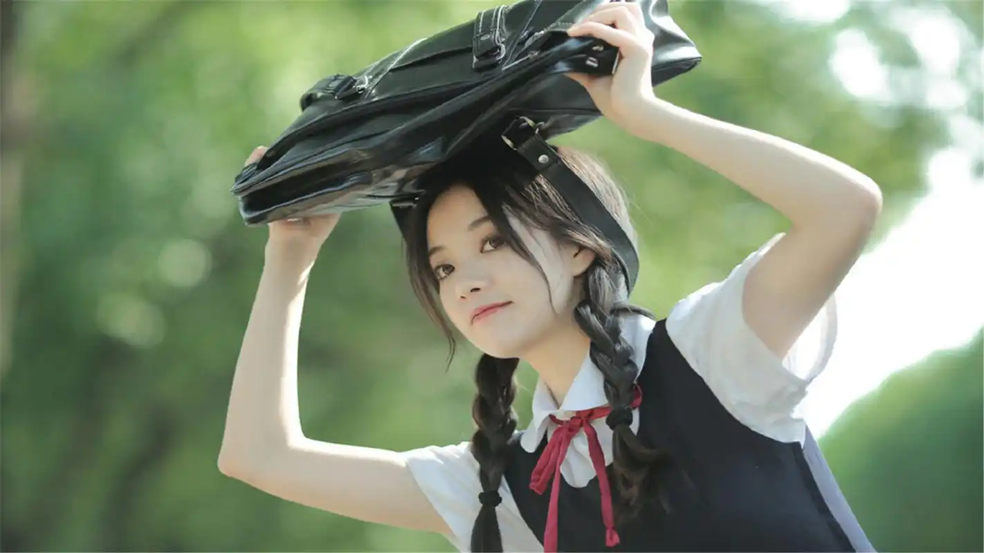 性感美女学院风高清桌面壁纸