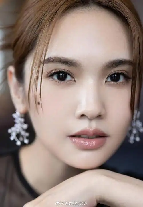 杨丞琳着黑色长裙勾勒曼妙身姿珠宝点缀仪态优雅