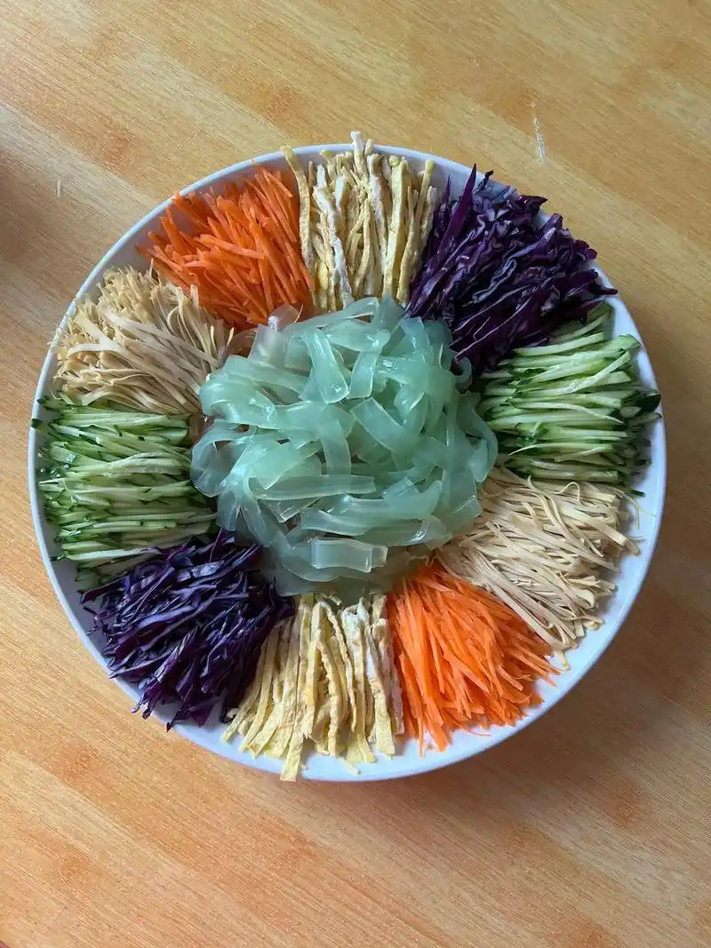 凉拌菜 自制东北吃席必备五彩大拉皮,我只负责摆盘儿#分享美 - 抖音