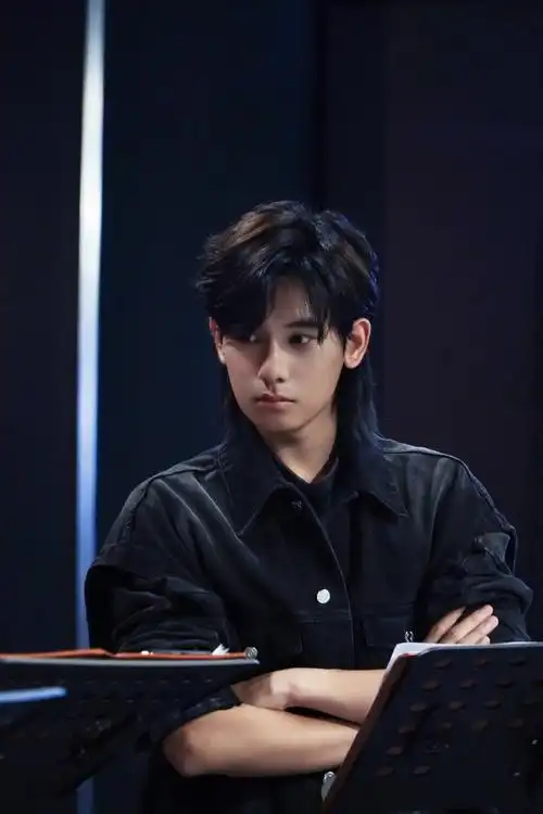 今天12:00 锁定芒果tv ,看"男高中生"@演员胡先煦抽丝剥茧,持续探