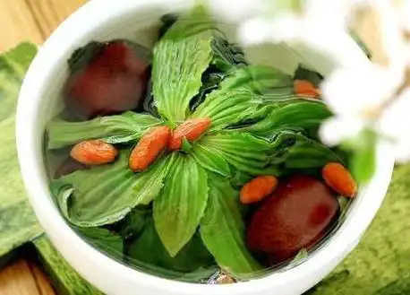 做法:1.车前草用清水洗干净,加姜块,和1500ml的水,上火熬煮;2.