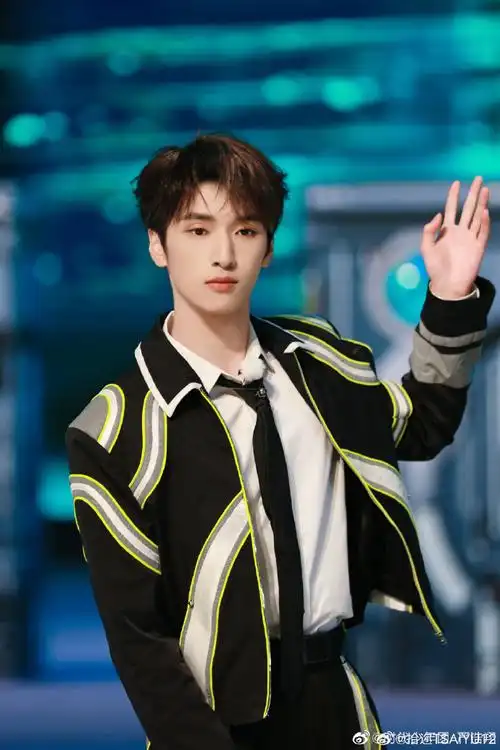 帅气的反转超成功期待小严的更多百变造型#严浩翔极限挑战##极限挑战