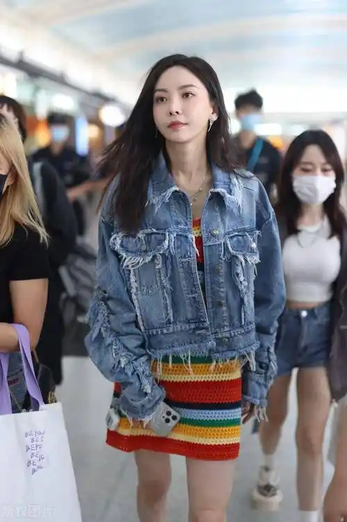 于文文街拍:长发披肩艳丽短裙夺目_山东省_济南_机场