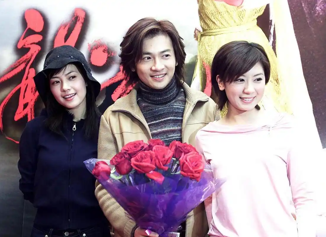 2002年《倚天屠龙记》拍摄现场,苏有朋举起贾静雯白嫩的脚,趁其不备来