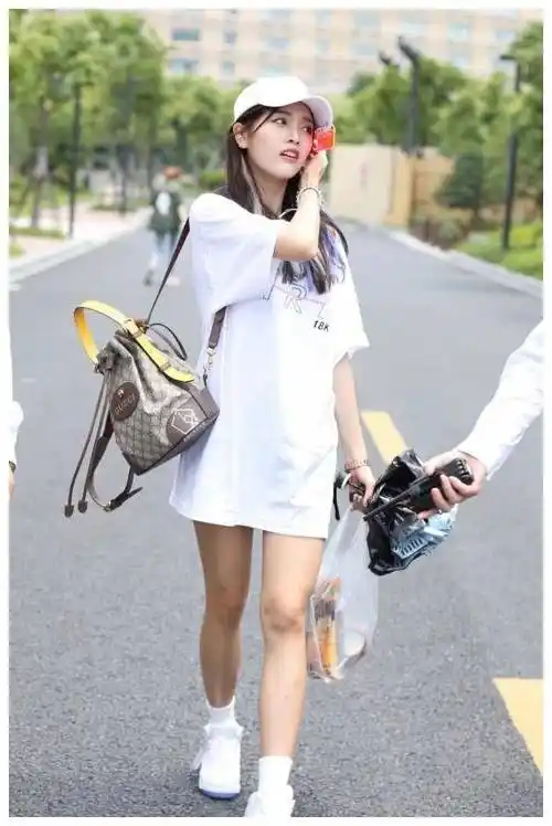 原创吴宣仪嫌鞋子太单调在鞋底涂了黑巧克力不料时髦1倍