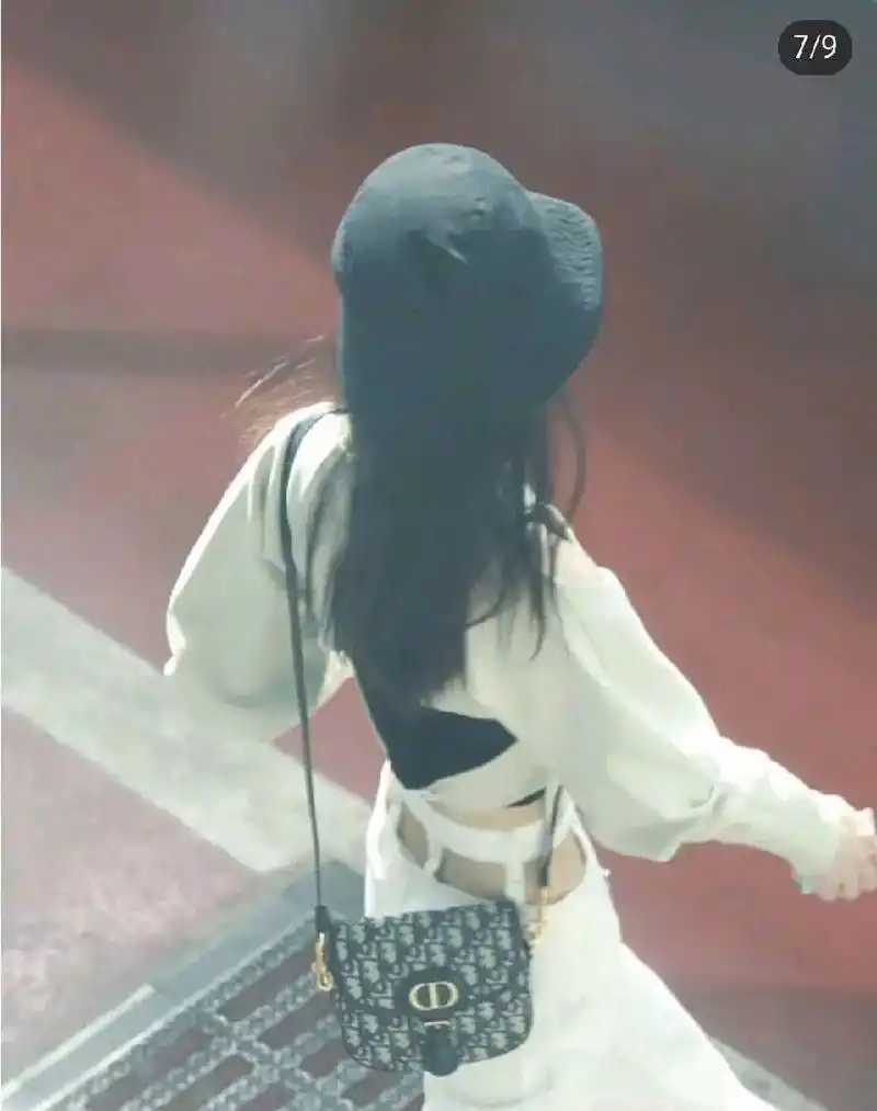 赵丽颖icon冯绍峰icon合体现身机场,赵丽颖一身露腰装,十分抢镜,衣品