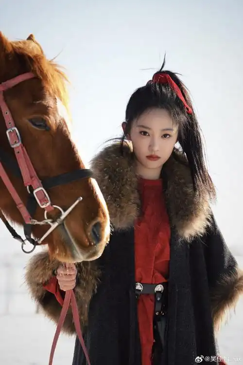 #吴佳怡雪地玫瑰妆#