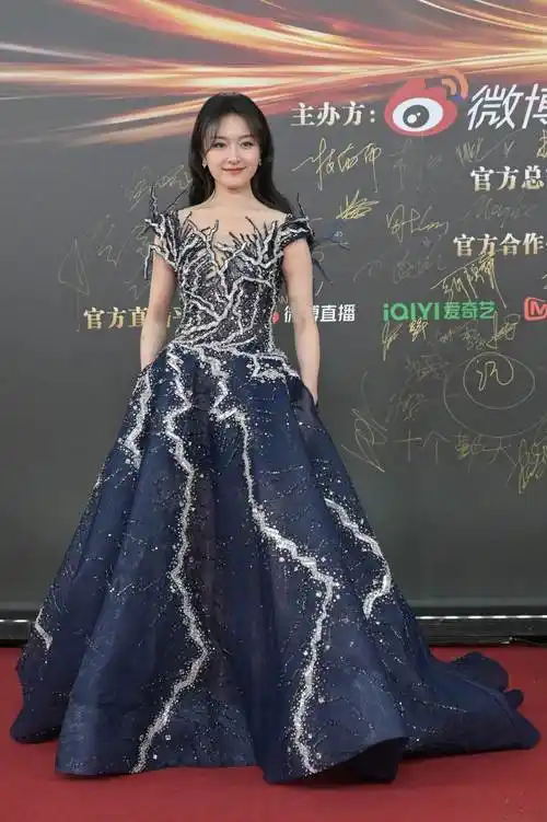 微博之夜红毯:杨幂穿露背旗袍,古力娜扎像礼仪,还是cp最养眼_裙子