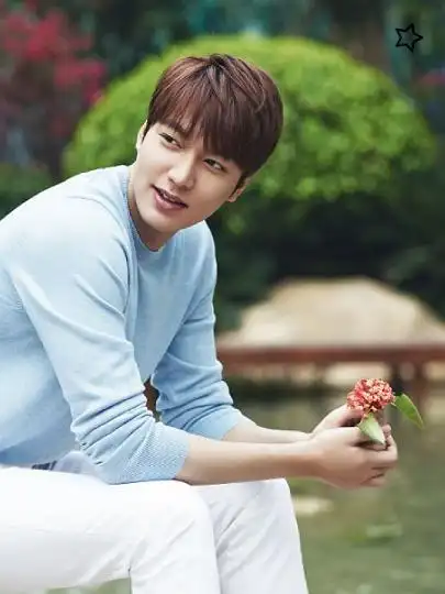 你觉得李敏镐笑起来的样子好看吗?你是为什么喜欢他的呢?