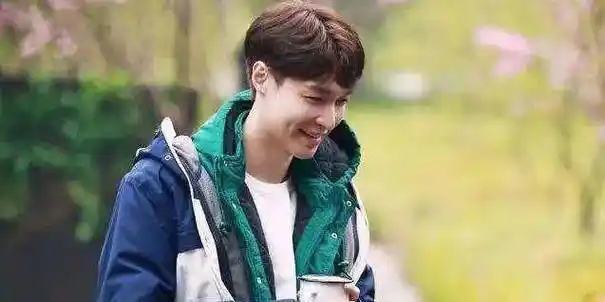 五个人仿若一个大家庭,身为大家长的黄磊和何炅一同坐在窗前,张艺兴拎