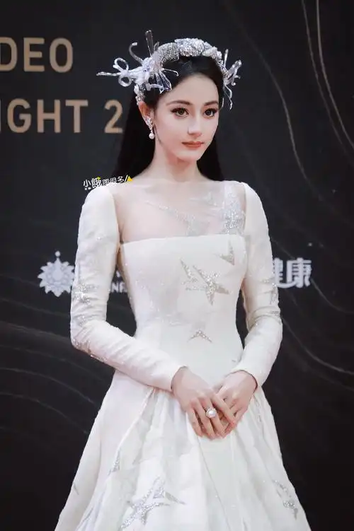 迪丽热巴超话20231217#迪丽热巴内场侧颜#迪丽热巴星光大赏红毯高清