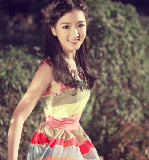 刚出道的毛晓彤,还是以前纯美,现在太过艳丽