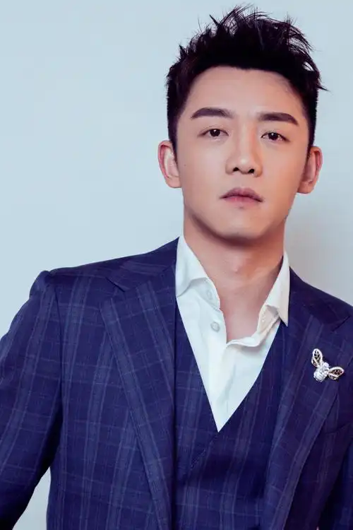 郑恺亮相某盛典活动 斩获"年度闪耀美丽偶像"大奖