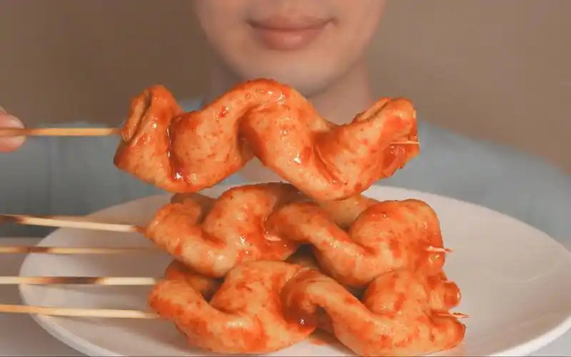 【丁明明安静吃】辣鱼饼串