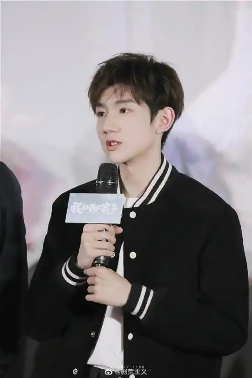 王源电影星辰大海路透#王源在新电影中被化妆师画了黑妆!