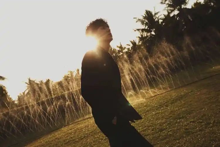 李现丝绒西装出席gq盛典红毯金色羽绒外套亮相红毯十足吸睛