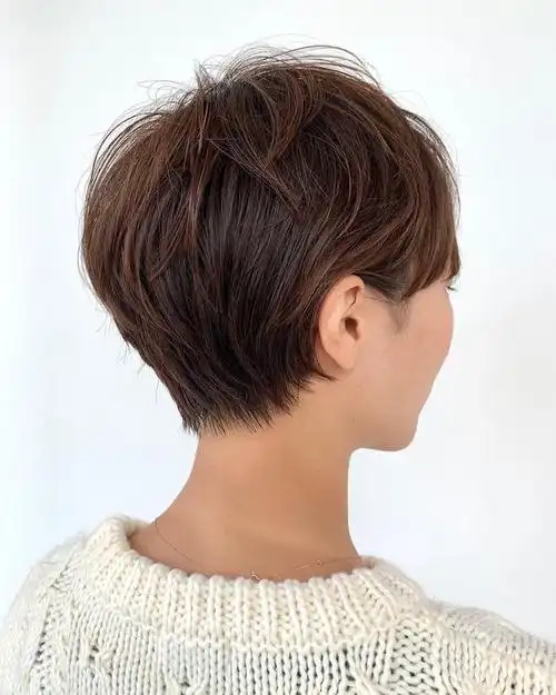 女人到了中年夏天短发这样剪利落时尚显年轻