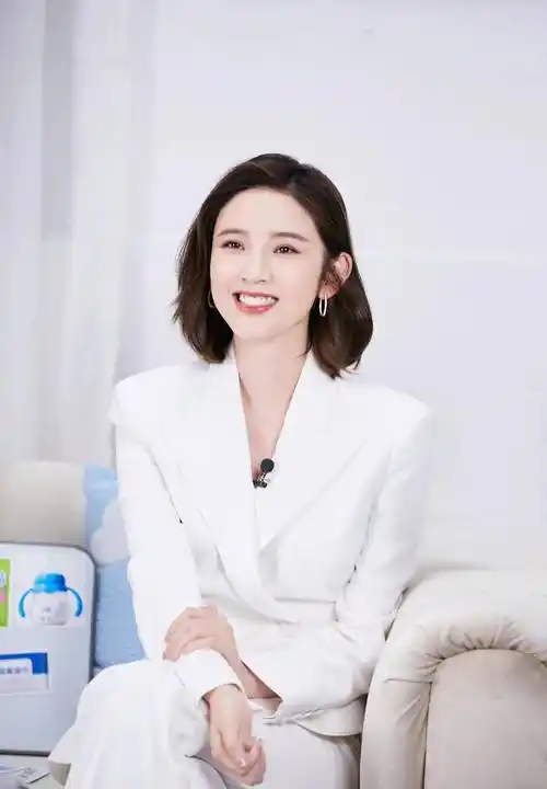 唐艺昕出镜好看,一身白色西装,精致又时尚!_漂亮_外套_风格